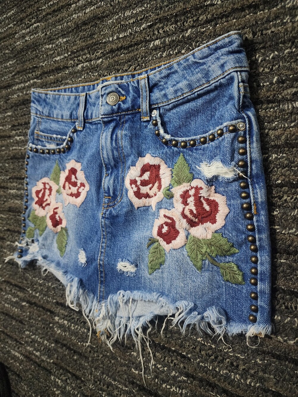 Free People Denim Mini Skirt Wild Rose Embroidered Size 24 Waist Festival EUC - Picture 9 of 13